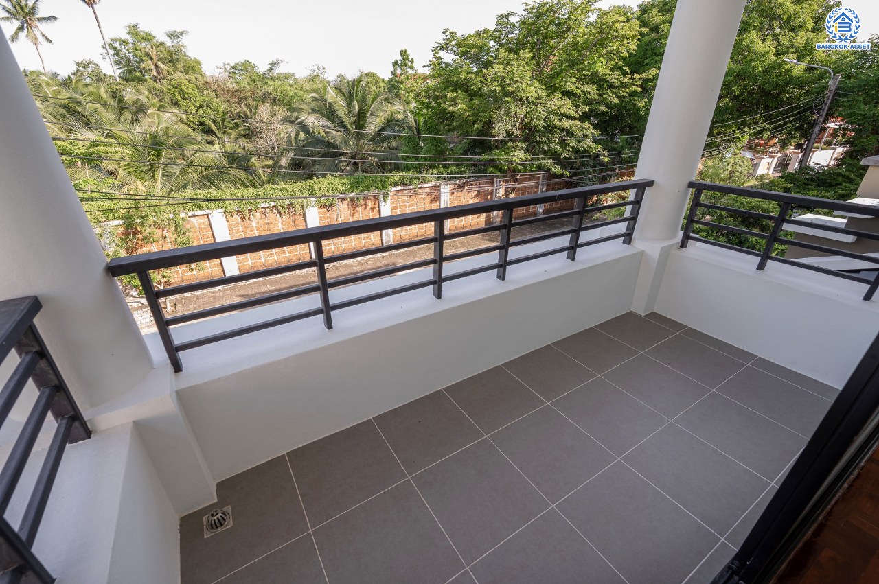 บ้านมือสองตกแต่งใหม่ แบรนด์ Q.House โครงการ ลัดดารมย์ ปิ่นเกล้า เนื้อที่ 53.1 ตร.ว. พื้นที่ใช้สอย 211.5 ตร.ม. ฟังก์ชันจัดเต็ม 3 ห้องนอน 2 ห้องน้ำ จอดรถได้ 2 คัน บนทำเลศักยภาพ ใกล้เซ็นทรัลเวสต์เกต, วงเวียนพระราม5, ทางด่วน "กาญจนาภิเษก" และรถไฟฟ้า "สถานีตลาดบางใหญ่"